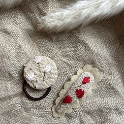Ensemble barrette brodée et élastique cheveux bouton brodé – fait main en lin et feutrine – cadeau fille bébé