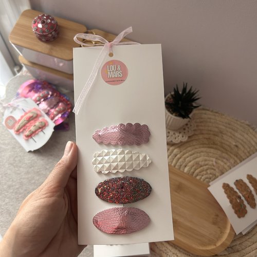 Lot de 4 barrettes bébé fille simili cuir 6 cm – pinces clic-clac faites main – accessoire cheveux – cadeau naissance