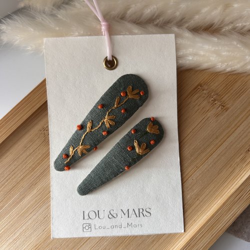 2 barrettes bébé brodées à la main en lin naturel – petites fleurs roses – accessoires cheveux fille – cadeau naissance
