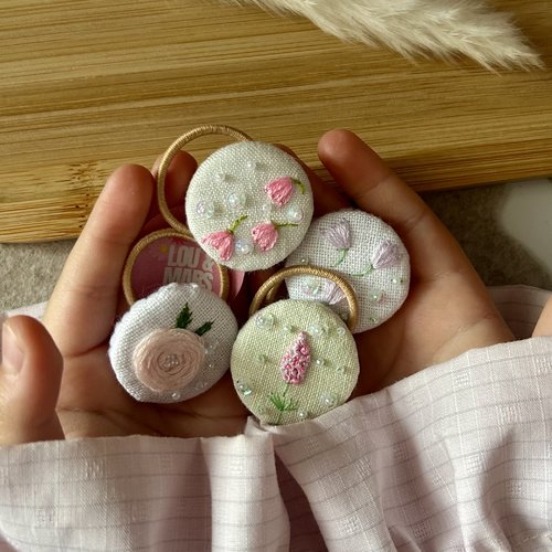 Lot de 4 élastiques cheveux bouton brodé 3 cm – faits main sans colle – accessoire bébé fille – cadeau naissance