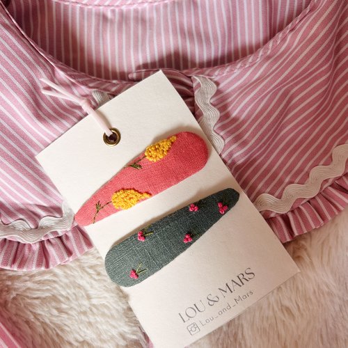 2 barrettes bébé brodées à la main en lin naturel – petites fleurs roses – accessoires cheveux fille – cadeau naissance