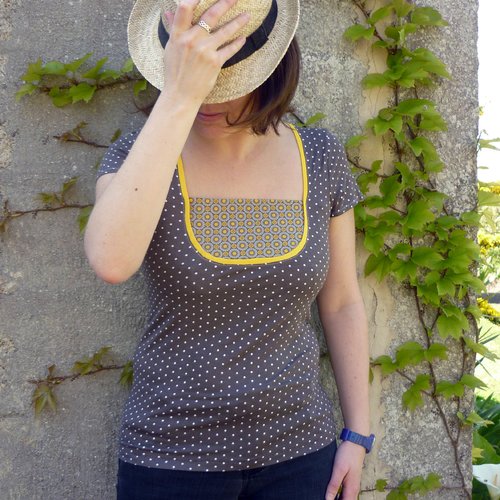 tee shirt rouge a pois blanc