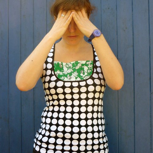 tee shirt rouge a pois blanc