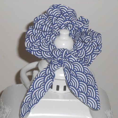 Chouchou foulard foulchie scrunchies court en tissu bleu marine et blanc
