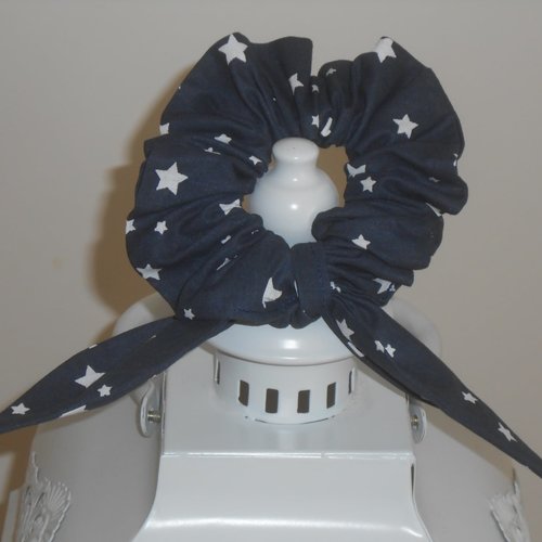 Chouchou foulard foulchie scrunchies court en tissu bleu marine étoiles blanches