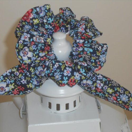 Chouchou foulard foulchie scrunchies court en tissu bleu marine fleurs colorées