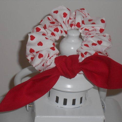 Chouchou foulard foulchie scrunchies court en tissu rouge et blanc imprimé coeurs