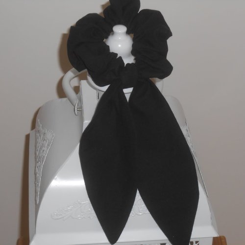 Chouchou foulard foulchie scrunchies long en tissu noir uni