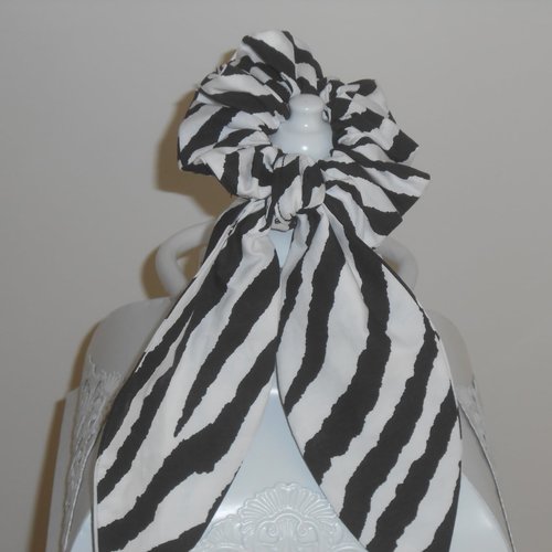 Chouchou foulard foulchie scrunchies long en tissu noir et blanc zèbre