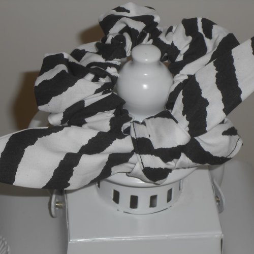 Chouchou foulard foulchie scrunchies court en tissu noir et blanc zèbre