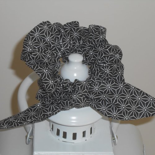 Chouchou foulard foulchie scrunchies court en tissu noir et blanc géométrie