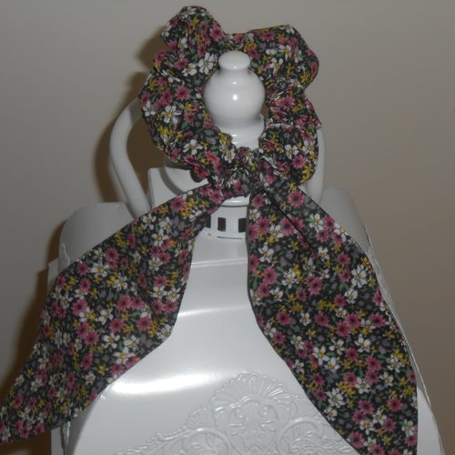 Chouchou foulard foulchie scrunchies long en tissu noir fleurs colorées