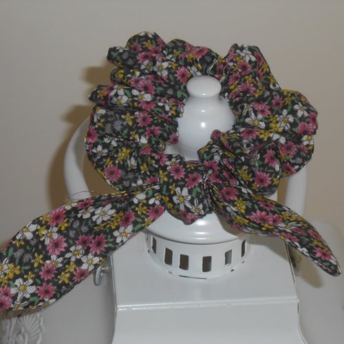 Chouchou foulard foulchie scrunchies court en tissu noir et fleurs colorées