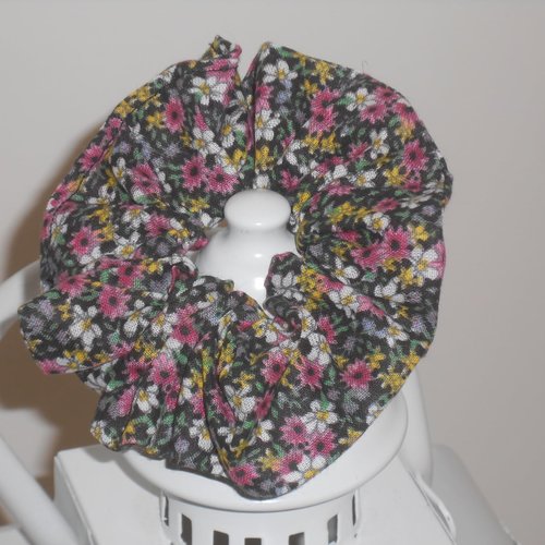 Chouchou foulard foulchie scrunchies simple en tissu noir et  fleurs colorées