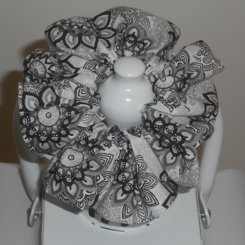 Chouchou foulard foulchie scrunchies simple en tissu noir gris écru fleurs