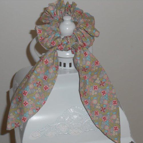 Chouchou foulard foulchie scrunchies long en tissu gris-beige fleurs colorées