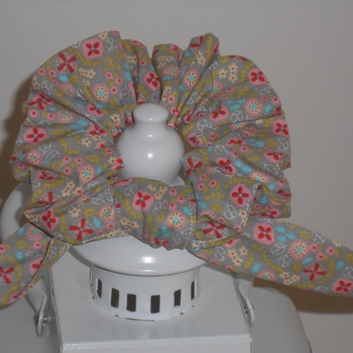 Chouchou foulard foulchie scrunchies court en tissu gris-beige et fleurs colorées