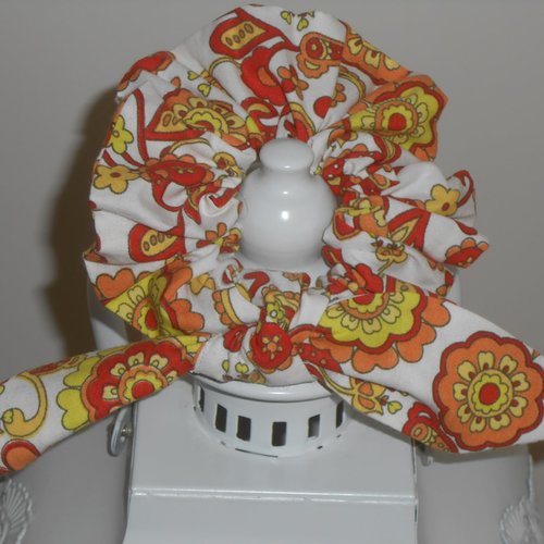 Chouchou foulard foulchie scrunchies court en tissu blanc fleurs orange jaune