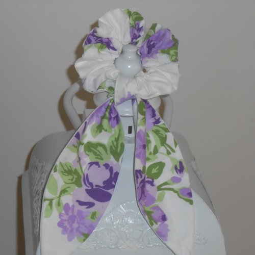 Chouchou foulard foulchie scrunchies long en tissu blanc fleurs tons violet vert