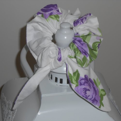 Chouchou foulard foulchie scrunchies court en tissu blanc fleurs tons violet vert