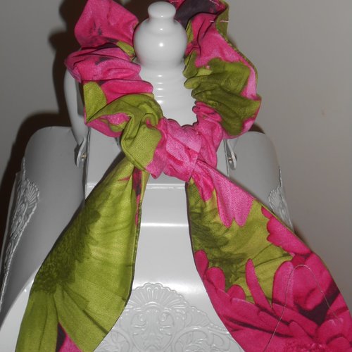 Chouchou foulchie scrunchies long en tissu rose fuchsia vert fleurs gerbera