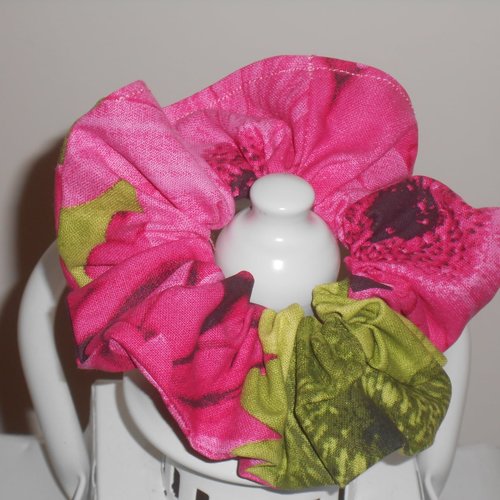 Chouchou foulchie scrunchies simple en tissu rose fuchsia fleurs gerberas