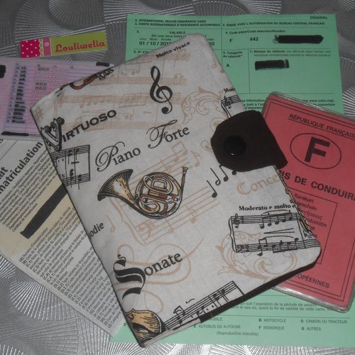 Pochette papier voiture véhicule en tissu écru imprimé musique instruments rangement carte grise assurance permis de conduire estelle