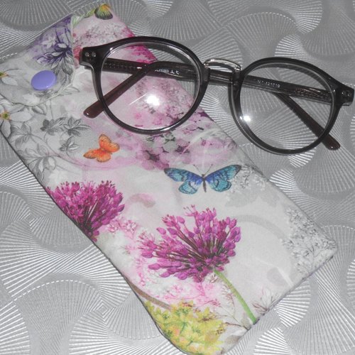 Pochette lunettes étui rangement en tissu gris imprimé fleurs champêtres et papillons colorés