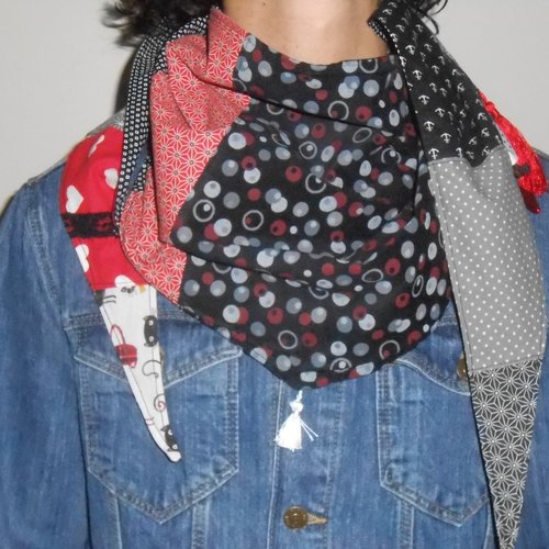 Grand chèche femme foulard automne/printemps multi-tissus dans les tons rouge / noir / gris / blanc