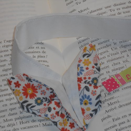 Marque pages livre forme papillon en origami en tissu blanc imprimé fleurs