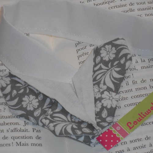 Marque pages livre forme papillon en origami en tissu gris imprimé fleurs