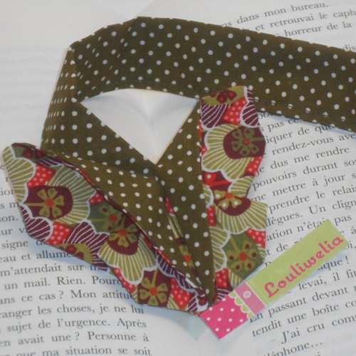 Marque pages livre forme papillon en origami en tissu kaki et rouge imprimé fleurs