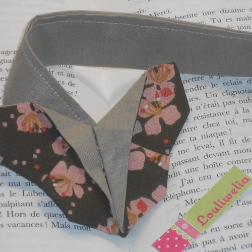 Marque pages livre forme papillon en origami en tissu marron imprimé fleurs