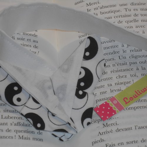 Marque pages livre forme papillon en origami en tissu blanc imprimé le yin et le yang coline