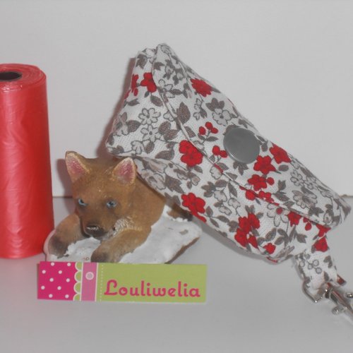 Distributeur sacs ramasse crottes de toutou / sachet ramasse escréments de chien avec mousqueton tissu écru fleurs rouges et grises