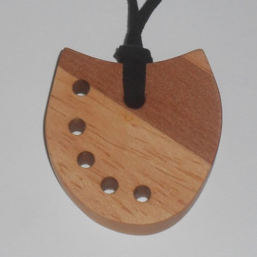 Collier pendentif en bois bijou modèle unique original fabrication artisanat fait main