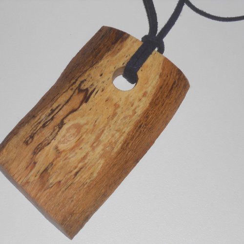 Collier nature pendentif en bois brut bijou modèle unique original fabrication artisanat fait main