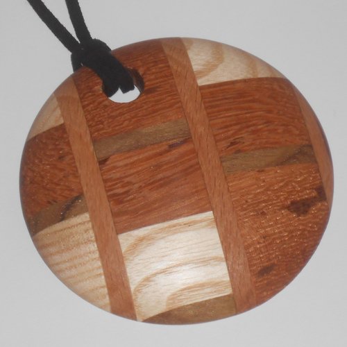 Collier gros pendentif rond en bois bijou modèle unique original fabrication artisanat fait main