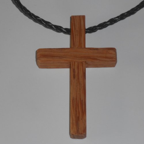 Collier pendentif croix en bois fabrication artisanal fait main en france catholique chrétienne