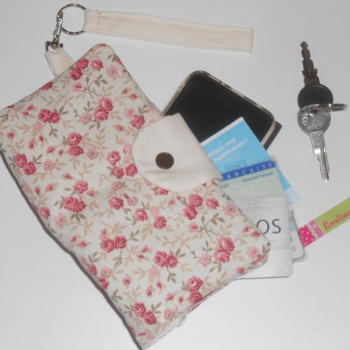 Pochette portefeuille avec dragonne poignet rangement smatphone carte identité bleue clés tickets resto tissu écru fleurs roses shabby