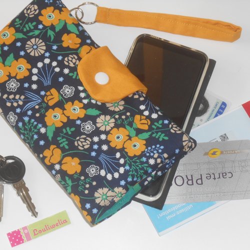 Pochette portefeuille avec dragonne poignet rangement smatphone carte identité bleue clés tickets resto tissu bleu marine fleurs