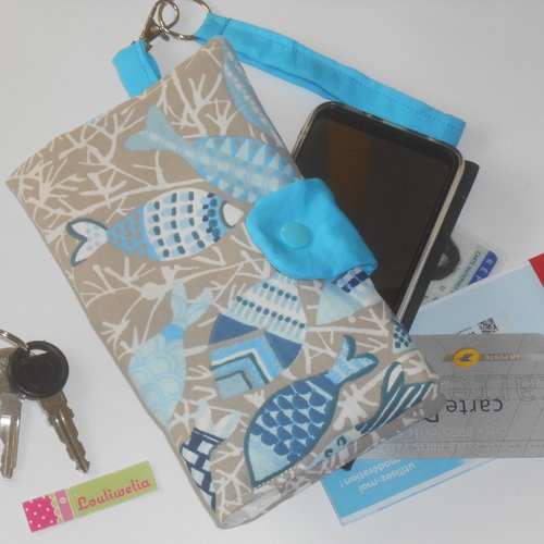 Pochette portefeuille avec dragonne poignet rangement smatphone carte identité bleue clés tickets resto tissu gris imprimé poissons