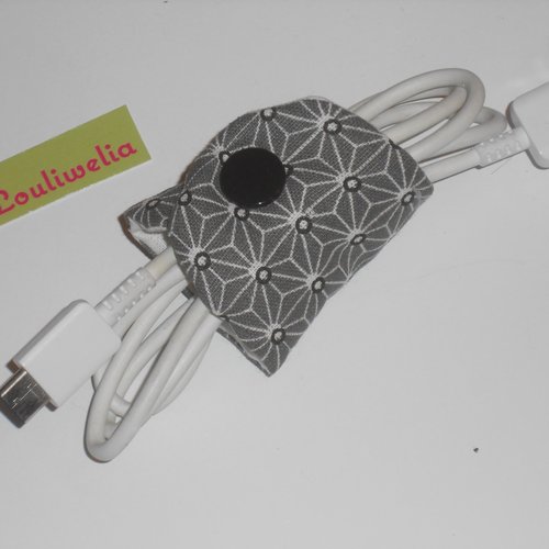 Lien à pression étui enrouleur de cable chargeur smartphone écouteur rangement en tissu gris imprimé fleurs géométriques japonaises