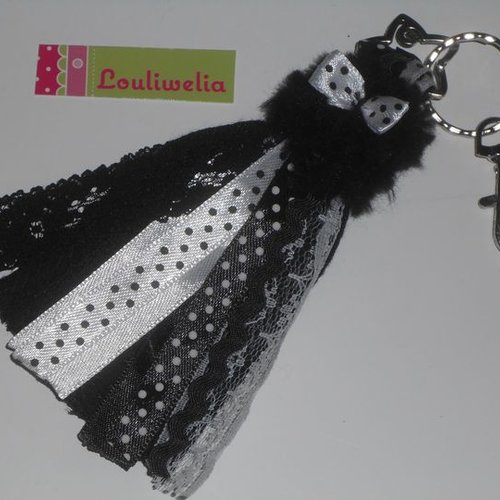 Porte cles bijoux de sac grand pompon chic et féminin de rubans et dentelles noirs et blancs