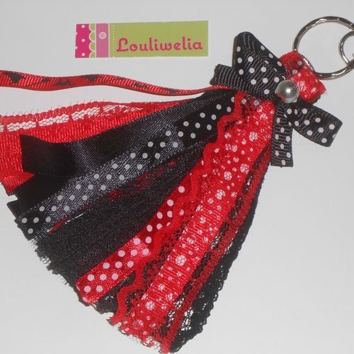 Porte cles bijoux de sac grand pompon chic et féminin de rubans et dentelles noirs et rouges