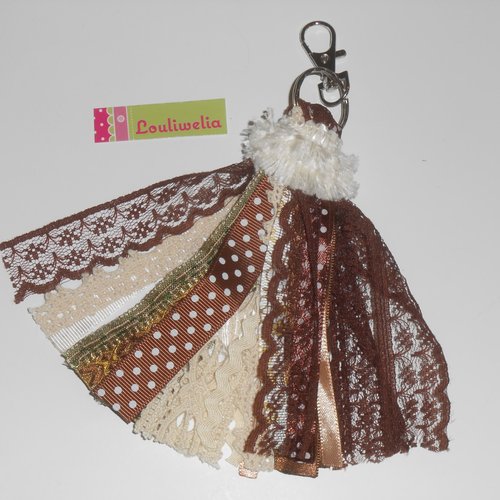 Porte cles bijoux de sac grand pompon chic et féminin de rubans et dentelles marron et beige