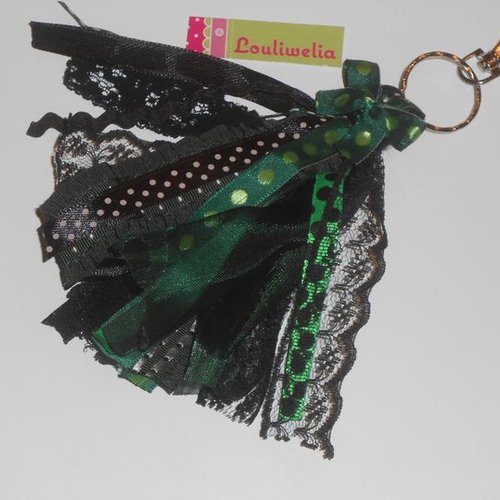 Porte cles bijoux de sac grand pompon chic et féminin de rubans et dentelles noirs et verts
