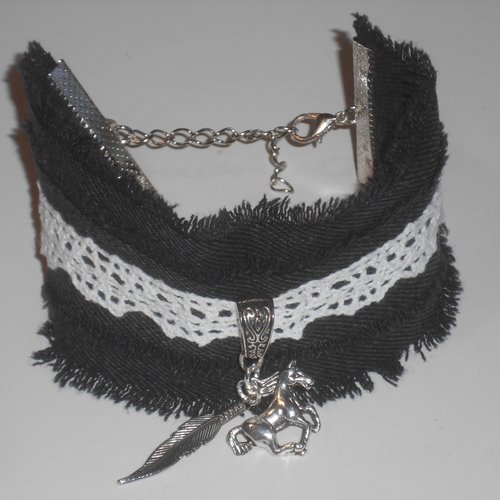 Bijoux bracelet en jean noir et dentelle blanche modèle original fabrication artisanat fait main western cowboys country