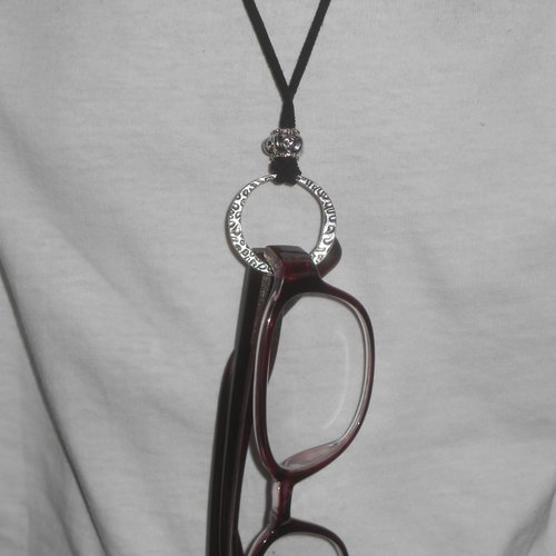 Bijou collier repose lunettes tour de cou noir accroche paire de lunettes pendantes