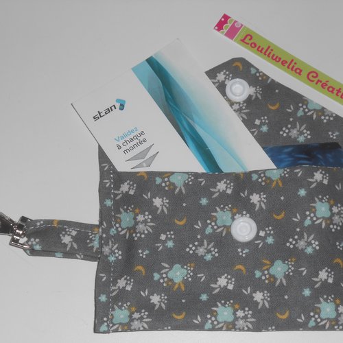 Carte bus etui / pochette pour titre transport carte bleue sur porte clés mousqueton en tissu fait main gris fleurs